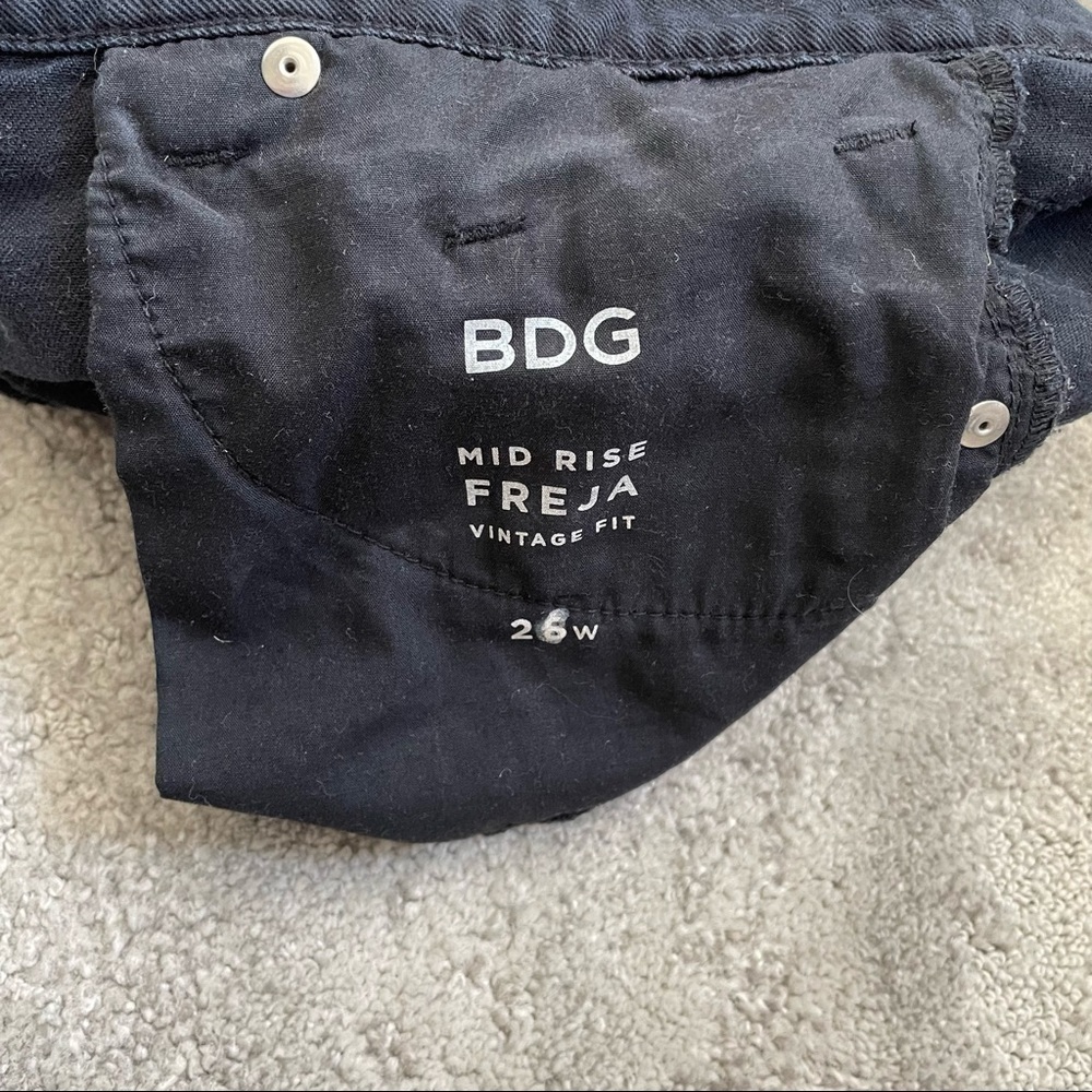 BDG Ombre Freja Mid Rise Vintage Fit Distressed Embroidered Denim Shorts Size 26 - Picture 6 of 8